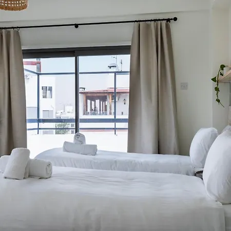 Elegant 2br Floor W/ Parking Apartment *