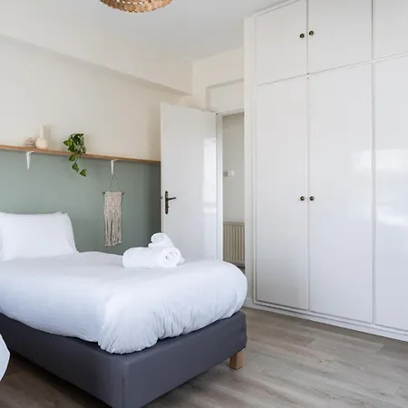 Elegant 2br Floor W/ Parking Apartment *